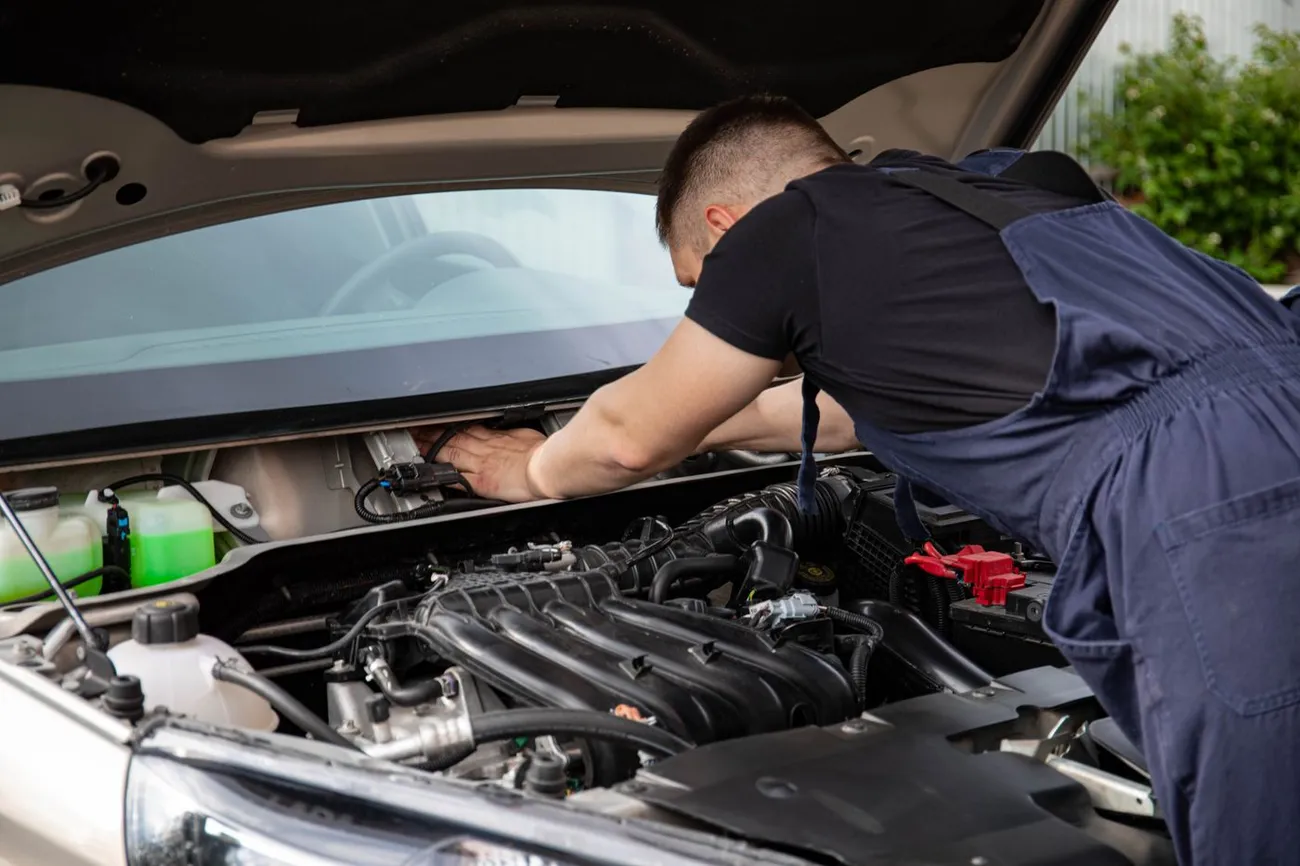 Technicien GTRACK installant un traceur GPS sur un véhicule